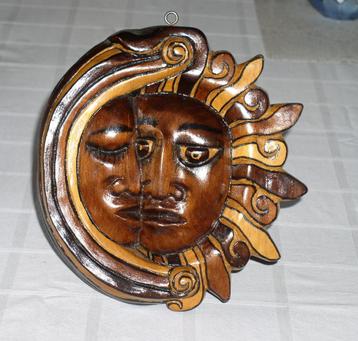 Decoratief figuur in hout, voorstellende de zon en de maan