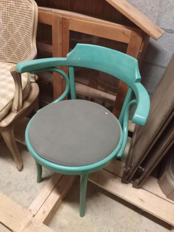 Leuke kleurrijke retro vintage stoelen beschikbaar voor biedingen