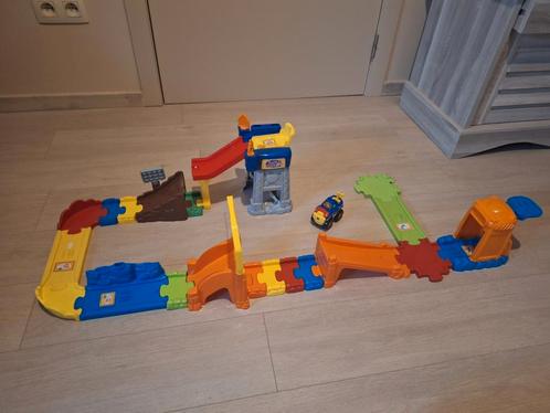 VTech Toet Toet auto's: Press & Go Stuntshow met Milan, Kinderen en Baby's, Speelgoed | Vtech, Gebruikt, Ophalen of Verzenden