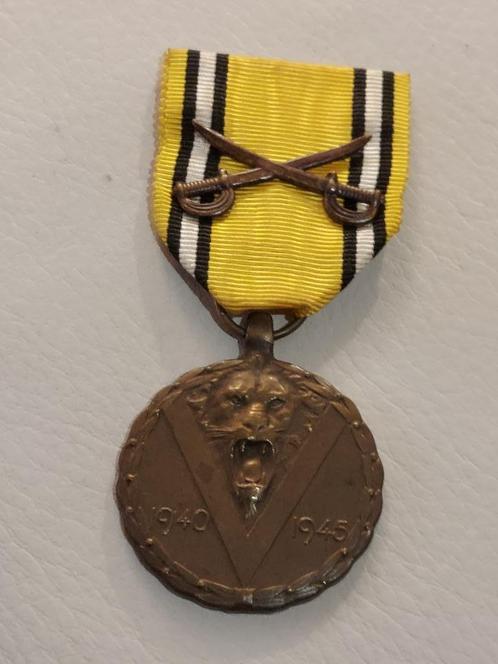 Belgische herinneringsmedaille 40-45 met gekruiste zwaarden, Verzamelen, Militaria | Tweede Wereldoorlog, Landmacht, Lintje, Medaille of Wings