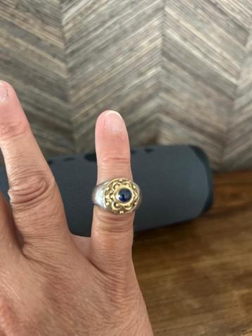 Mooie zilveren/ gouden ring met saffier beschikbaar voor biedingen