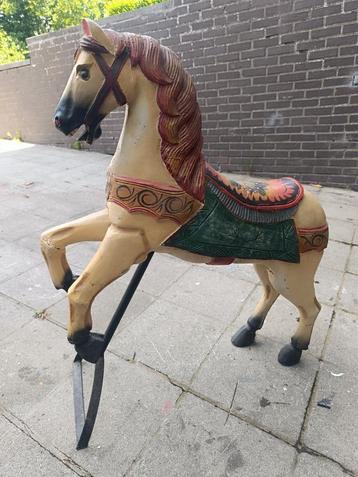 De hoogte van het oude paard is ongeveer een meter  beschikbaar voor biedingen