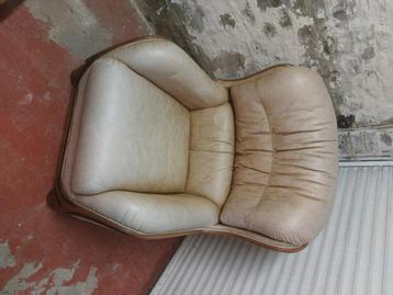 Fauteuil en cuir de couleur crème et structure en bois beschikbaar voor biedingen