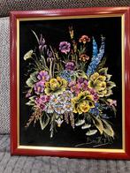 Schilderij reliëf bloemen op fluwelen doek in kader 34 x 27, Huis en Inrichting, Woonaccessoires | Lijsten, Ophalen of Verzenden