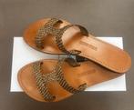 Prachtige 'Greek Salad' slippers maat 40, Slippers, Bruin, Nieuw, Ophalen of Verzenden