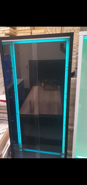 vitrine kast beschikbaar voor biedingen