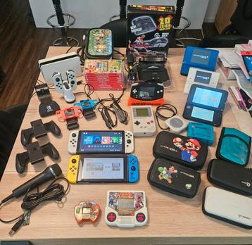 Joli lot de consoles Nintendo + accessoires + jeux !, Switch OLED, Enlèvement ou Envoi, Comme neuf, Avec 3 manettes ou plus
