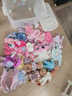 Bak met 4 poppen en poppenkleertjes, Enfants & Bébés, Jouets | Poupées, Enlèvement, Utilisé