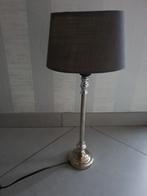 Tafellamp op zilverkleurige voet met grijs linnen lampekap., Comme neuf, Enlèvement