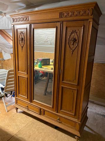 Antieke kleerkast of halkast beschikbaar voor biedingen