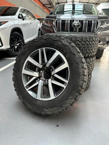 Toyota Land Cruiser- en Hilux-wielen met terreinbanden beschikbaar voor biedingen