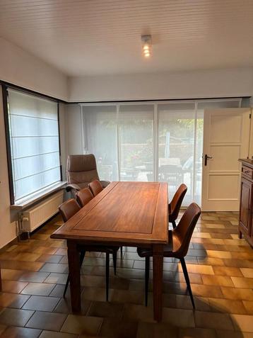 Volledige authentieke eetkamer beschikbaar voor biedingen