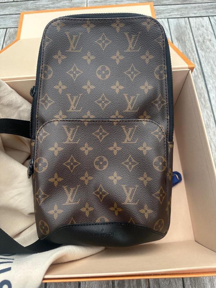 Louis vuitton slingbag avenue macassar, Handtassen en Accessoires, Tassen | Schoudertassen, Nieuw, Overige merken, Bruin, Leer
