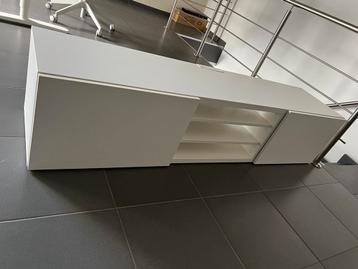 TV Meubel wit  180cm x 40cm beschikbaar voor biedingen