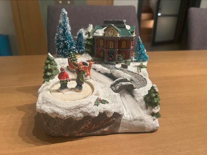 Kersthuisje met schaatsers - kerstdecoratie, Diversen, Kerst, Zo goed als nieuw, Ophalen of Verzenden