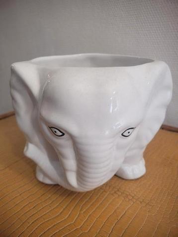 Witte keramische plantenpot voor olifanten beschikbaar voor biedingen
