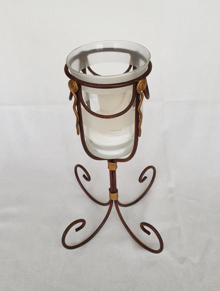 Metalen krullenstaander met windlicht, Antiek en Kunst, Antiek | Kandelaars, Glas, Ophalen of Verzenden