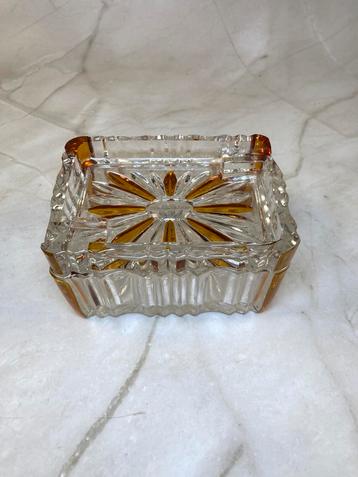 Cendrier en cristal taillé avec accents ambrés beschikbaar voor biedingen