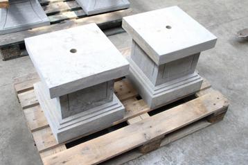 vierkante basis in blauwe steen gesneden in de massa! beschikbaar voor biedingen