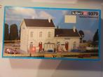 Kibri 9379 HO NMBS-Station Remicourt, Hobby en Vrije tijd, Modeltreinen | H0, Overige merken, Gelijkstroom of Wisselstroom, Brug, Tunnel of Gebouw