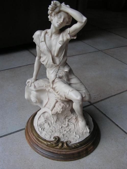 Belle statue en résine synthétique de couleur ivoire., Antiquités & Art, Curiosités & Brocante, Envoi