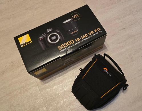 Nikon Reflex D5300 (objectif 18-140 mm + housse + filtre + ., Audio, Tv en Foto, Fotocamera's Digitaal, Zo goed als nieuw, Spiegelreflex