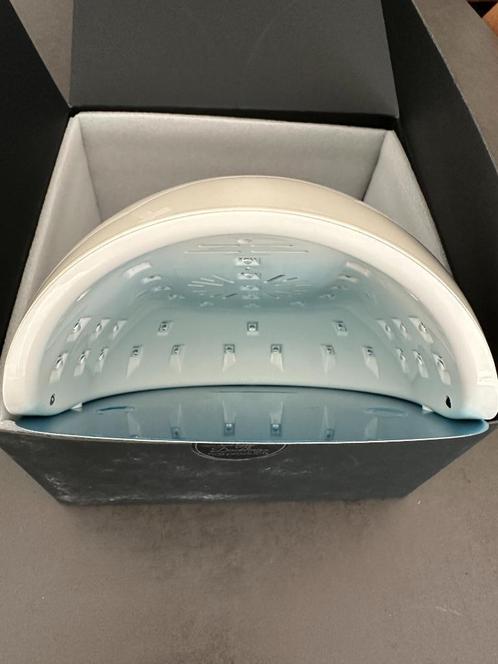 Lampe à ongles LED professionnelle - Neuve, jamais utilitsée, Handtassen en Accessoires, Uiterlijk | Cosmetica en Make-up, Nieuw
