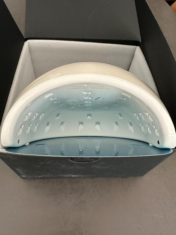 Lampe à ongles LED professionnelle - Neuve, jamais utilitsée, Handtassen en Accessoires, Uiterlijk | Cosmetica en Make-up, Nieuw