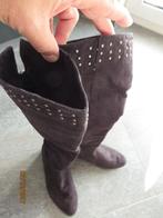 Velourse kaplaarzen met nieten maat 37 in goede staat, Hoge laarzen, Zwart, Ophalen of Verzenden, Zo goed als nieuw
