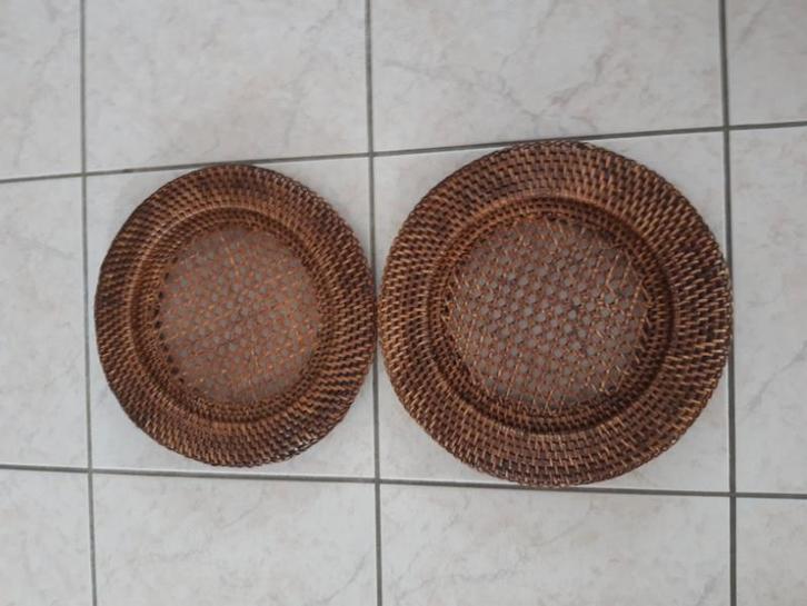 2 Rieten Onderschalen, Huis en Inrichting, Woonaccessoires | Schalen en Manden, Zo goed als nieuw, Schaal, Rond, Riet, Ophalen