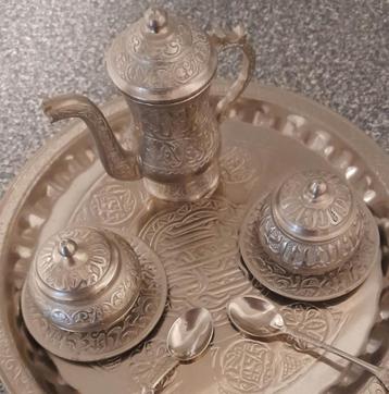 Koffiepotje met 2 tasjes op dienblad beschikbaar voor biedingen