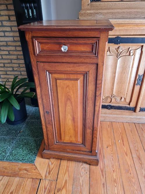 ancienne et jolie table de nuit, Huis en Inrichting, Slaapkamer | Nachtkastjes, Gebruikt, Ophalen