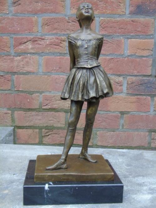 statue , une grande ballerine en bronze signé sur marbre ., Antiquités & Art, Antiquités | Bronze & Cuivre, Bronze, Enlèvement ou Envoi