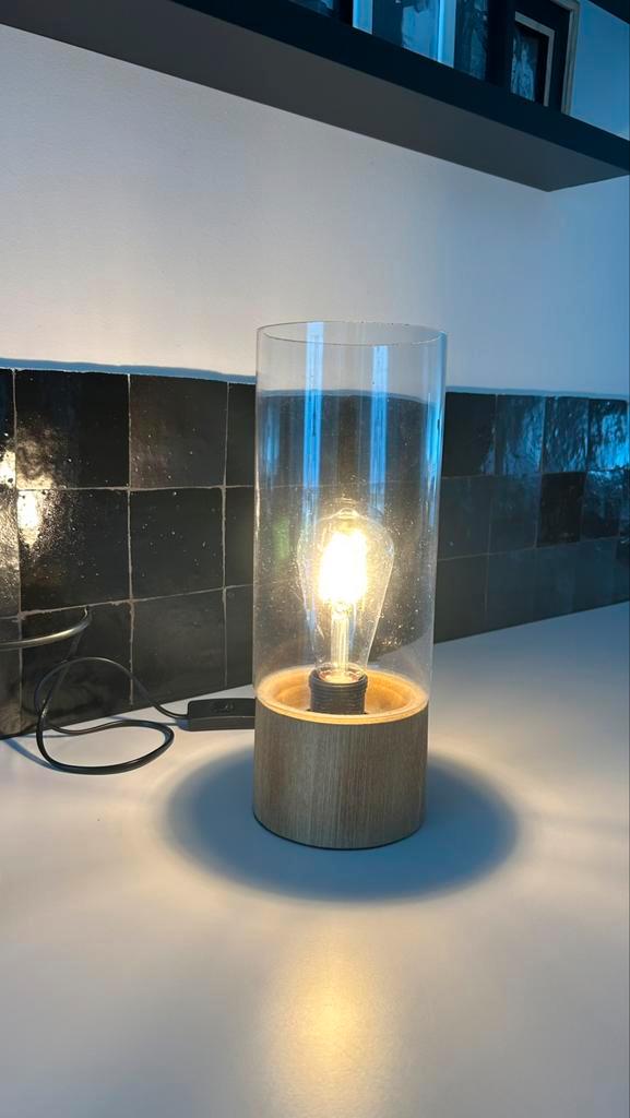 Te koop (tafel) lamp. Helder glas met houten afwerking., Huis en Inrichting, Lampen | Tafellampen, Zo goed als nieuw, Glas, Ophalen