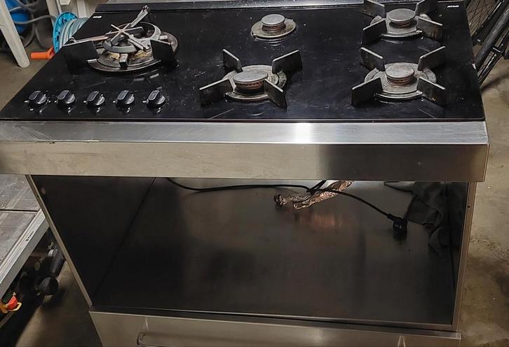 Cuisinière à gaz en acier inoxydable ATAG à 5 brûleurs - brû, Maison & Meubles, Cuisine | Éléments de cuisine, Enlèvement