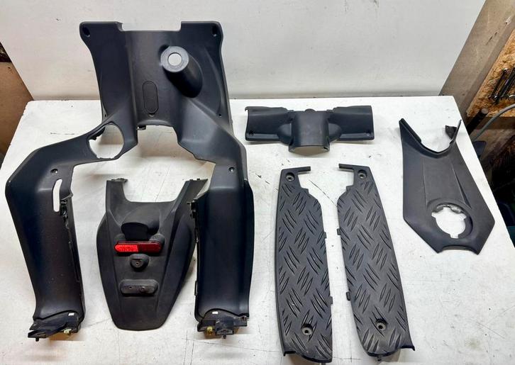 Pièces diverses Peugeot Jetforce 2T, Vélos & Vélomoteurs, Pièces de cyclomoteur | Scooters, Utilisé, Peugeot, Capot, Enlèvement ou Envoi