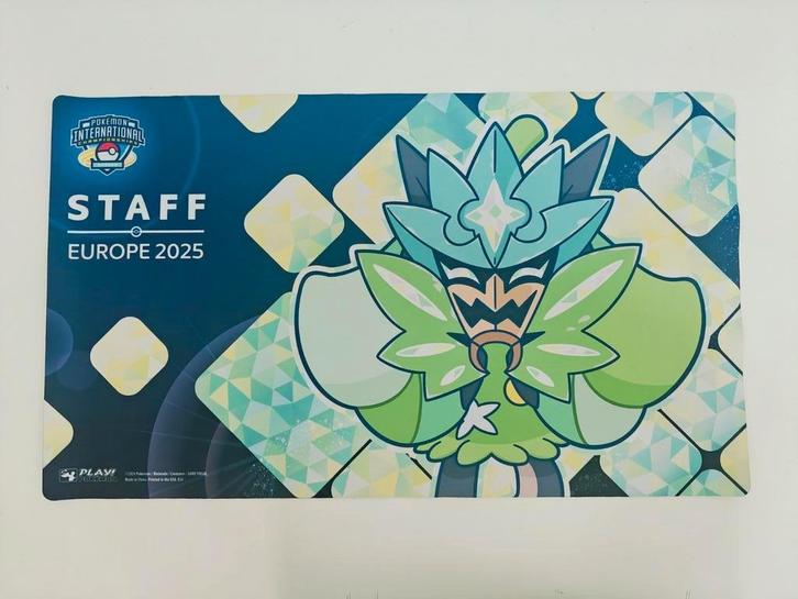 Pokémon IC 2025 Staff Playmat – Exclusief, Hobby en Vrije tijd, Verzamelkaartspellen | Pokémon, Ophalen of Verzenden