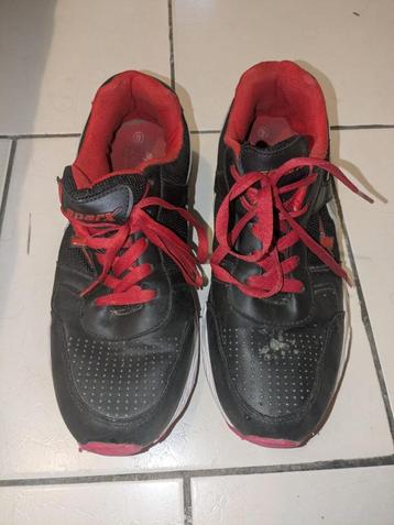Sports Shoes (Good Condition) beschikbaar voor biedingen