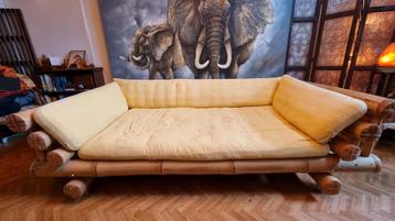 Lounge zetel uit bamboe en salontafel beschikbaar voor biedingen