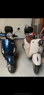 Neco scooter  met witte helm en kofferbak inbegrepen, Vélos & Vélomoteurs, Scooters | Vespa, Comme neuf, Classe B (45 km/h), Enlèvement