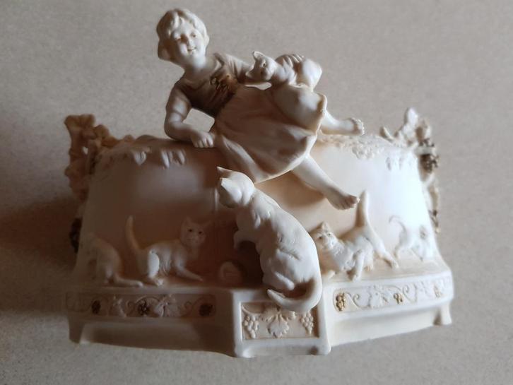 Antiek off white biscuit porselein beeldje jardinière, Antiek en Kunst, Antiek | Porselein, Ophalen of Verzenden