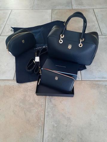 Te koop: Tommy hilfiger handtas, portemonnee en toilettas beschikbaar voor biedingen