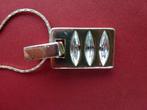 metalen halsketting met hangertje 3 kristallen Dyrberg Kern, Handtassen en Accessoires, Kettingen, Ophalen of Verzenden, Gebruikt