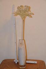 Mondgeblazen vaas met bloem, Huis en Inrichting, Woonaccessoires | Vazen, Ophalen of Verzenden, Gebruikt, Glas, 50 tot 75 cm