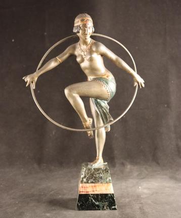 Art Deco beeld van halfnaakte danseres beschikbaar voor biedingen