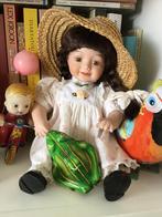 Vintage schattig porseleinen popje met stro hoedje, Verzamelen, Poppen, Ophalen of Verzenden
