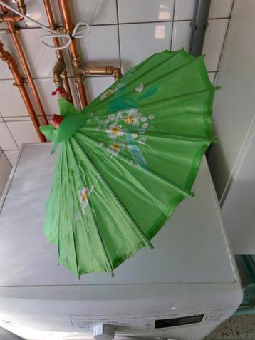 À VENDRE  MINI OMBRELLE  VERT  ... OCCASION  beschikbaar voor biedingen