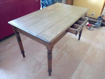 Eettafel van massief eikenhout beschikbaar voor biedingen