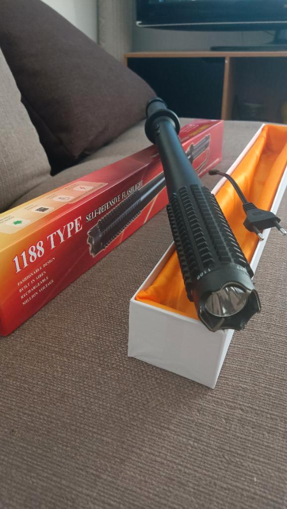 Lampe shocker tazer neuf with chargeur, Caravans en Kamperen, Zaklampen, Nieuw, Batterij, Verzenden