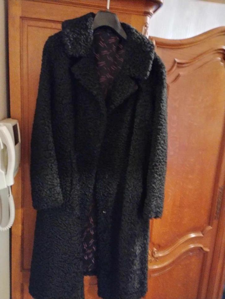 Mooie zwarte astrakan bontmantel pelsjas maat 46-48 voor 25€, Kleding | Dames, Jassen | Winter, Zo goed als nieuw, Maat 46/48 (XL) of groter